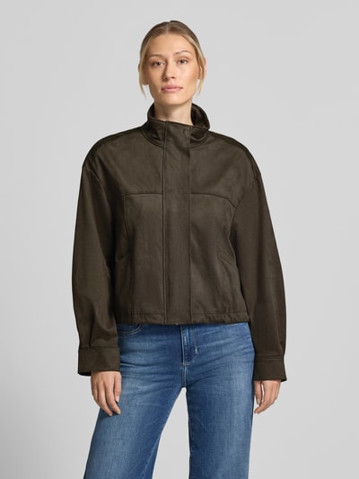 Frauenmodel trägt Oversized Jacke in Leder-Optik Modell 'Neila' von someday., dunkelbraun, Stehkragen, Eingrifftaschen, Ganzkörperansicht von vorne.