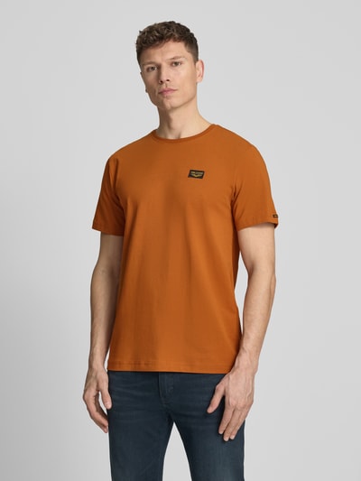 Männermodel trägt T-Shirt mit Label-Details und Rundhalsausschnitt von PME Legend in Orange, Baumwoll-Elasthan-Mix, Regular-Fit, Ganzkörperansicht von vorne. Rückenlänge ca. 70 cm bei Größe M.