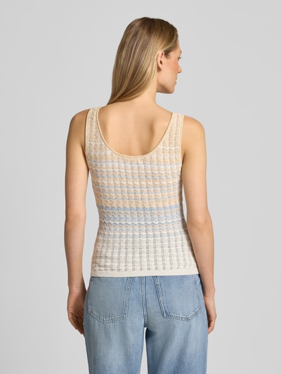 Männermodel trägt Stricktop aus Viskose-Mix mit Rundhalsausschnitt Modell 'ROSALYN' von Guess, kremowe odcienie, tekstura dzianiny, krój slim fit, długość pleców w rozmiarze S: 41 cm, widok całej sylwetki z tyłu.