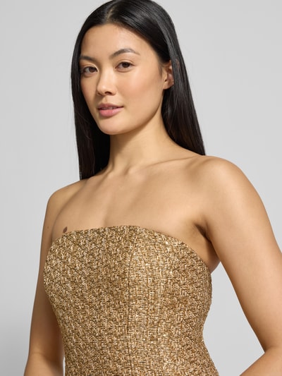 Frauenmodel trägt Minikleid im Off-Shoulder-Look Modell 'Charlie' von Forever New, Damen Abendkleid, taillierter Schnitt, Nahaufnahme Oberkörper.