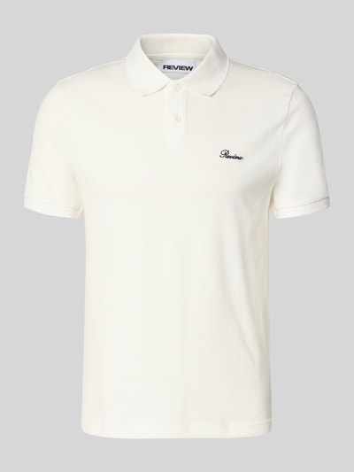 Produktfoto, Slim Fit Poloshirt mit Label-Stitching von REVIEW, weiß, reine Baumwolle, Knopfleiste, schlichte Struktur, 66 cm Rückenlänge