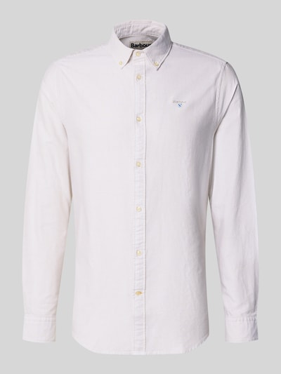Produktfoto, Tailored Fit Freizeithemd aus reiner Baumwolle Modell 'STRIPED OXFORD' von Barbour in hellem Creme mit feinem Strukturmuster, Knopfleiste, Button-Down-Kragen und Label Stitching.