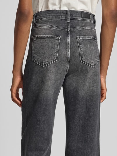 Frauenmodel trägt Relaxed Fit Jeans aus reiner Baumwolle Modell 'FEYA' von Cars Jeans in Dunkelgrau mit 5-Pocket-Design, Ganzkörperansicht Rückansicht. Damen Jeans, Knopf- und Reißverschluss, Bundweite bei Größe 27/32: 36 cm, Innenbeinlänge 80 cm.