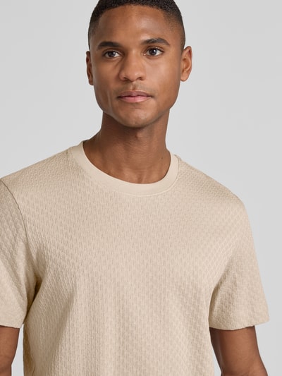 Männermodel trägt T-Shirt mit geripptem Rundhalsausschnitt von JOOP! Collection aus reiner Baumwolle im Regular-Fit, Nahaufnahme Oberkörper.