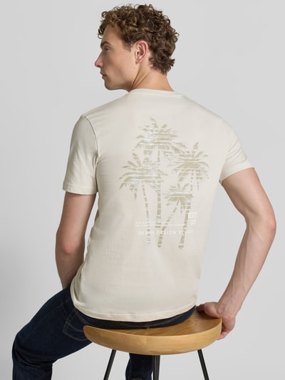 Männermodel trägt Regular Fit T-Shirt aus reiner Baumwolle von Tom Tailor Denim, Optik: Unifarben, Rundhals, Kurzarm, Material: reine Baumwolle, Ganzkörperansicht Rückansicht.