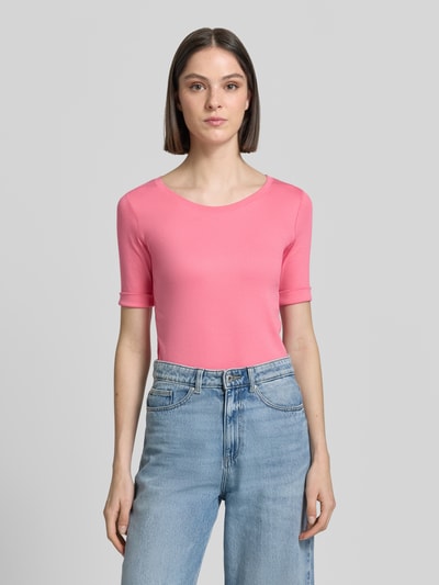 Kobiece modelka nosi damski t-shirt z mieszanki bawełny i elastanu, krój slim fit, okrągły dekolt, rękaw o dł. 1/2 od Marc Cain, długość tyłu w rozmiarze 36: 56 cm, różowy, gładka faktura, widok całej sylwetki z przodu
