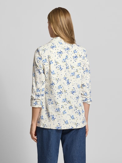 Frauenmodel trägt Regular Fit Longblazer mit Allover-Muster Modell 'BOSELLA' von Pieces, strukturierte Weboptik, Rückansicht Ganzkörperansicht.