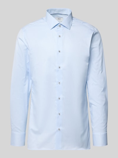 Produktfoto, jasnoniebieskie Slim Fit Business-Hemd mit Kentkragen von ETERNA, czysta bawełna, krój slim fit, długi rękaw, sportowe mankiety, pełna listwa guzikowa, długość pleców w rozmiarze 40: 80 cm, szerokość ramion w rozmiarze 40: 45 cm, długość rękawa w rozmiarze 40: 66 cm, gładka tkanina