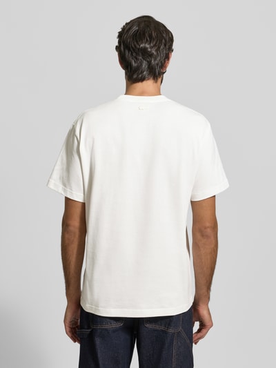 Mannelijk model draagt Regular Fit T-Shirt uit pure katoen, model 'JERSEY LOURD' van Lacoste, uni wit, labelpatch, korte mouw, jersey. Ganzkörperansicht Rückansicht.