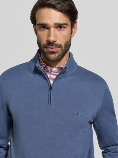 Męski model nosi Regular Fit Troyer aus reiner Baumwolle Modell 'PADRO-L' od BOSS, niebieski, gładki, z krótkim zamkiem. Zbliżenie na górną część ciała.
