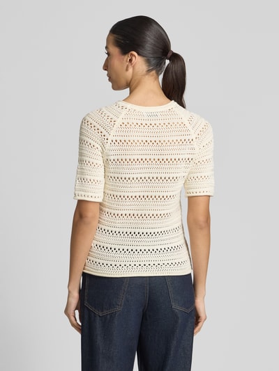 Frauenmodel trägt Strickshirt mit Rundhalsausschnitt von Jake*s Casual, bawełna, krój regular fit, zrolowany brzeg, długość tyłu 52 cm, długość rękawów 26 cm, Ganzkörperansicht Rückansicht