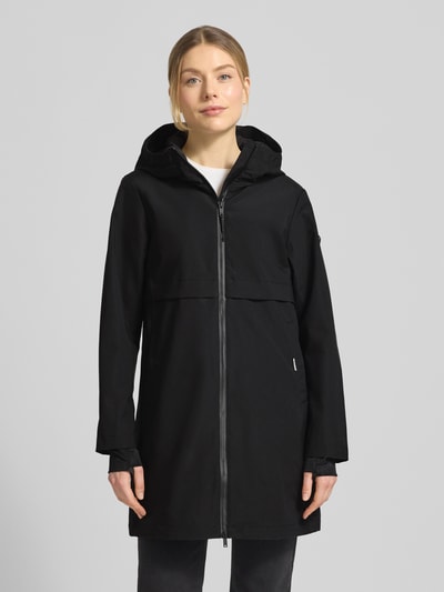 Vrouwenmodel draagt Mantel mit Zweiwege-Reißverschluss van khujo in zwart, rechte fit, capuchon, ritszakken, storm cuffs, volledige lichaamsaanzicht van voren. Ruglengte maat S: 87 cm, schouderbreedte: 42 cm, borstbreedte: 50 cm, mouwlengte: 65 cm.
