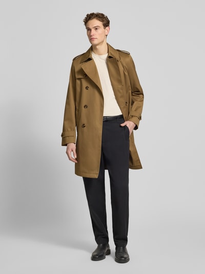 Männermodel trägt Trenchcoat mit Kentkragen von MCNEAL, braun, Regular Fit, Baumwoll-Mix, Knopfleiste, Taillengürtel, Ganzkörperansicht von vorne.