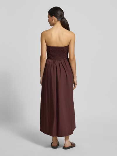 Modelka prezentuje sukienkę midi z odkrytymi ramionami model 'Matisse Ruched' od Forever New z bawełny, linia a, kolor brązowy, całkowity tył