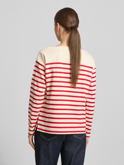 Frauenmodel trägt Regular Fit Pullover aus reiner Baumwolle von Lauren Ralph Lauren, gestreift, Optik:Allover-Muster, Label-Patch, U-Boot-Ausschnitt, Langarm, Seitenschlitze, Materialverarbeitung: Sweat, Ganzkörperansicht Rückansicht.