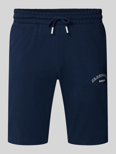 Produktfoto, Shorts mit Logo-Print Modell 'GORDON' von Jack & Jones aus Baumwoll-Mix in Dunkelblau, Relaxed-Fit, elastischer Bund mit Kordelzug, sichtbare Logo-Print-Struktur, Bundweite 42 cm, Innenbeinlänge 25 cm, glatte Textur.