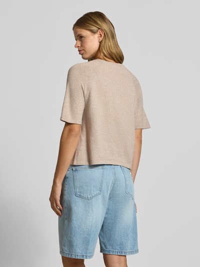 Frauenmodel trägt Regular Fit Cardigan mit 1-Knopf-Verschluss Modell 'BREE' von PIECES in Beige zu hellblauer Jeans-Shorts, Ganzkörperansicht Rückansicht. Damen Cardigan von PIECES