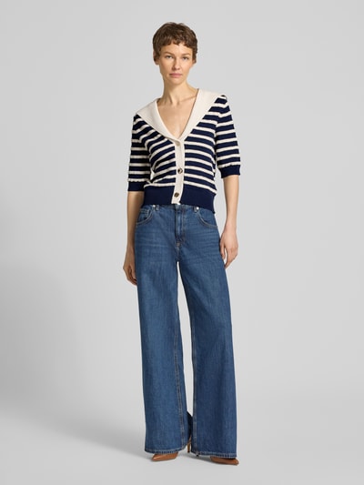 Frauenmodel trägt Cardigan aus Viskose-Mix mit 1/2-Arm von Rich & Royal, dunkelblau-creme gestreift, Regular Fit, Umlegekragen, Knopfleiste, Ganzkörperansicht von vorne.