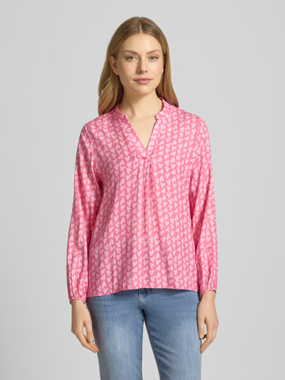 Vrouwenmodel draagt blouse uit zuiver viscose, los model, serafinohals, elastische mouwboorden, model 'Ja44nina' van ZABAIONE, vooraanzicht, ruglengte maat S 65 cm, mouwlengte 56 cm.