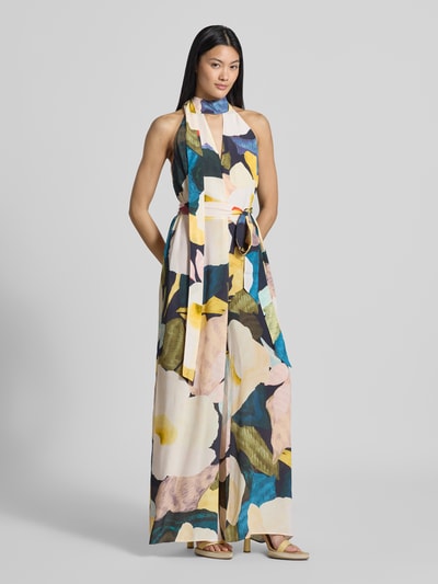Frauenmodel trägt Regular Fit Jumpsuit aus reiner Viskose Modell 'Camea' von Ted Baker mit buntem Blumenmuster, Ganzkörperansicht von vorne. Damen Jumpsuit, Stehkragen, ärmelloses Design, taillierte Passform, Schlüsselausschnitt, Rückenlänge 38 cm, Brustweite 49 cm, Gesamtlänge 146 cm, Innenbeinlänge 78 cm.