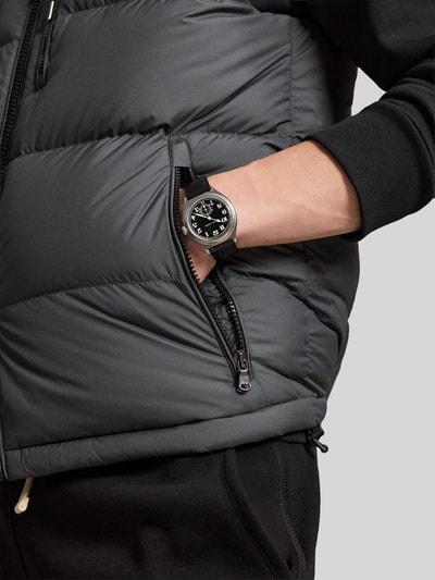 Männermodel trägt Regular Fit Weste mit Logo-Stitching von Polo Ralph Lauren in Dunkelgrau mit sichtbarer Steppstruktur, Nahaufnahme Oberkörper.