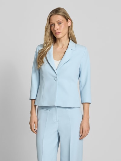 Frauenmodel trägt Blazer mit Reverskragen und 3/4-Arm von More & More in Hellblau, Taillierter Schnitt, Material-Mix mit Stretch-Anteil, Knopfverschluss, Ganzkörperansicht von vorne. Rückenlänge bei Größe 36: 53 cm, Brustweite bei Größe 36: 42 cm, Ärmellänge bei Größe 36: 46 cm.