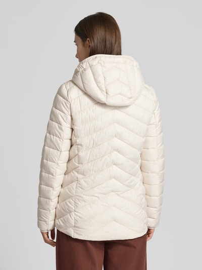 Vrouwenmodel draagt Regular Fit Steppjacke met afneembare capuchon van s.Oliver RED LABEL, uni, lange mouw, elastische boorden, ritszakken, achteraanzicht hele lichaam.