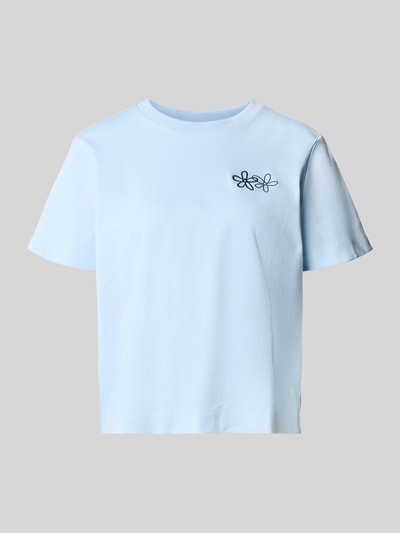 Produktfoto, Regular Fit T-Shirt aus reiner Baumwolle Modell 'SARA' von Vero Moda, jasnoniebieski jersey, haftowane logo, okrągły dekolt, krótkie rękawy