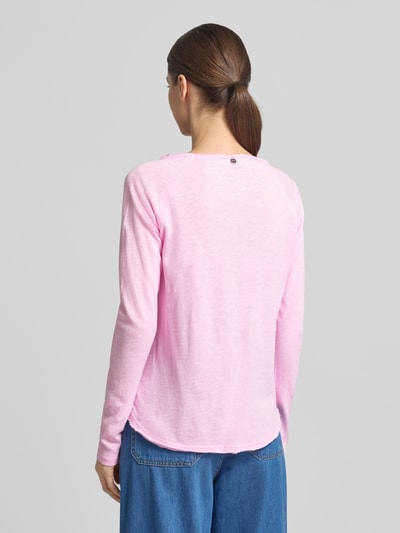 Frauenmodel trägt Longsleeve mit Rollsaum von Rich & Royal aus reiner Baumwolle, Regular-Fit, in Rosa, Rückenlänge 51 cm, Ganzkörperansicht Rückansicht.