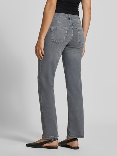 Vrouwenmodel draagt grijze straight fit jeans van katoenmix, Straight Fit Jeans aus Baumwoll-Mix Modell 'BLUSH' van ONLY, dames straight fit jeans, volledig lichaam rugaanzicht.