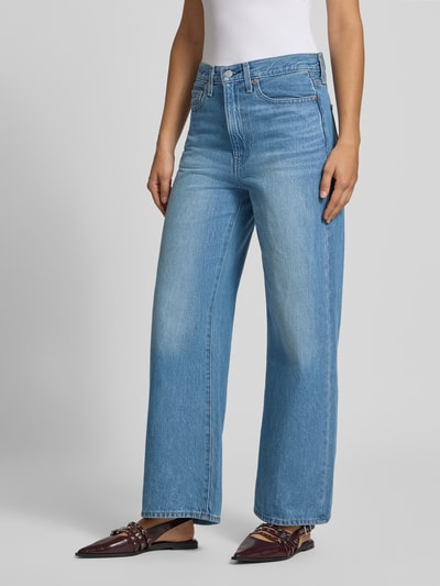 Vrouwenmodel draagt lichtblauwe katoendenim Wide & Loose Fit Jeans uit de Levi's® 300 collectie, dames jeansvariatie, detailopname voorkant.