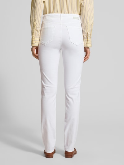 Frauenmodel trägt Slim Fit Jeans mit Knopfverschluss Modell 'Mary' von Brax, weiße Baumwoll-Elasthan-Mix, 5-Pocket-Design, Ganzkörperansicht Rückansicht.