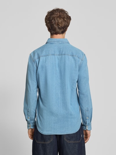 Męski model nosi koszulę casualową Slim Fit Freizeithemd mit Kentkragen Modell 'ESHERIDAN' od JACK & JONES z bawełny, jasnoniebieska, z listwą guzikową na całej długości, kieszeniami na piersi i detalem z logo, długość tyłu w rozmiarze M: 76 cm, szerokość ramion w rozmiarze M: 42 cm, długość rękawów w rozmiarze M: 65 cm, widok całej sylwetki z tyłu.