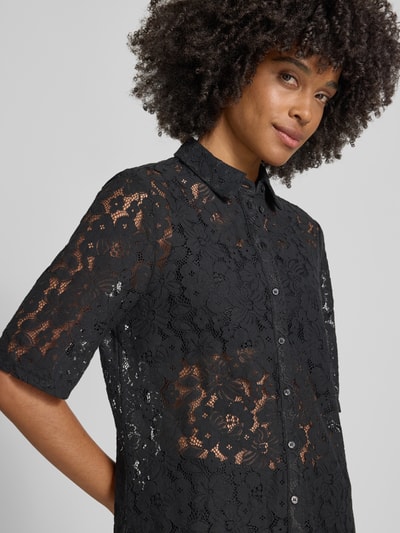 Frauenmodel trägt Regular Fit Bluse aus Baumwoll-Mix Modell 'HONEY' von Vero Moda in Schwarz, Optik: Unifarben, Allover-Muster, Hemdkragen, V-Ausschnitt, Knopfleiste, Langarm, transparente Spitzenstruktur, Nahaufnahme Oberkörper.