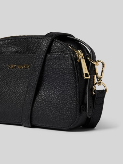 Produktfoto, schwarze Umhängetasche mit Label-Detail Modell 'Style Mate' von Hey Marly, Hauptfach mit Reißverschluss, feine genarbte Textur, Reißverschlussfach innen, verstellbarer Schultergurt, Maße 21 cm Breite, 14 cm Länge, 8 cm Tiefe, Schulterriemen Länge 44 cm.