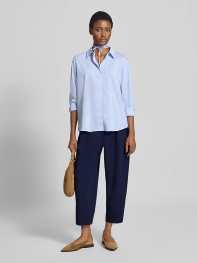 Modelka nosi Barrel Fit Sweatpants aus Modal-Mix od Rich & Royal, mieszanka modalu z dodatkiem streczu, plisowanie, elastyczny pas, spodnie dresowe, widok całej sylwetki z przodu.