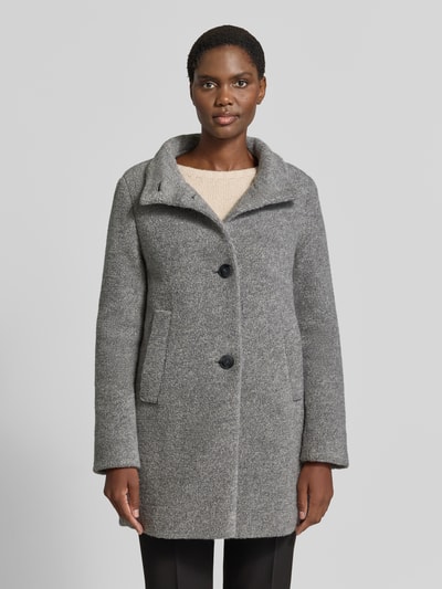 Frauenmodel trägt Regular Fit Mantel mit Baumwoll-Schrwoll-Anteil von FUCHS SCHMITT in Grau mit Stehkragen und Eingrifftaschen, Ganzkörperansicht von vorne. Material-Mix, Rückenlänge 82 cm, Schulterbreite 42 cm, Brustweite 51 cm, Ärmellänge 64 cm.