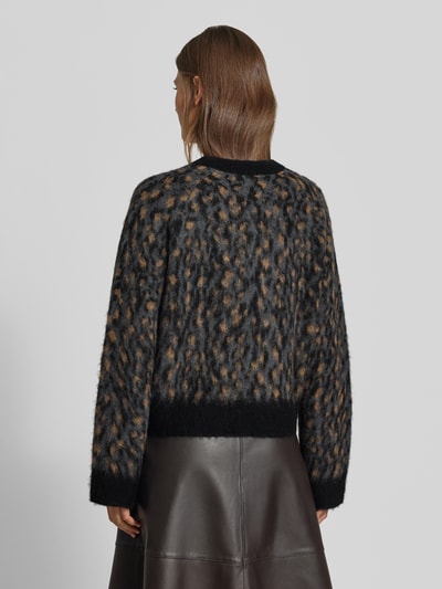 Frauenmodel trägt Relaxed Fit Pullover mit Alpaka-Anteil in Strick-Optik von MYON, elastischer Baumwoll-Mix, Animal-Print, Rückenansicht.
