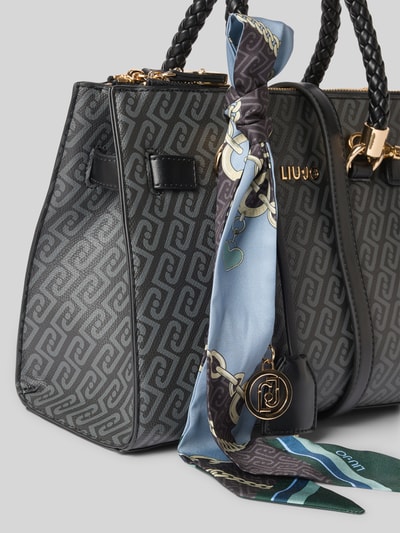 Produktfoto, Handtasche mit Label-Applikation im Allover-Look von Liu Jo White, Allover-Look in Grau und Schwarz, Hauptfach mit Reißverschluss, Label-Applikation, Tragehenkel, Schulterriemen, Maße ca. 27 cm Breite, 22 cm Länge, 10 cm Tiefe, 34 cm Länge Schulterriemen, strukturierte Oberfläche, goldfarbene Details, mit Deko-Tuch am Henkel.