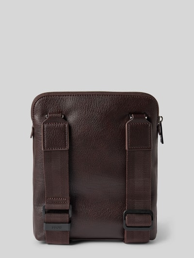 Produktfoto, dunkelbraune Umhängetasche mit Label-Detail Modell 'Ray_RP_Envelope' von BOSS, strukturierte Lederoptik, Herren Umhängetasche