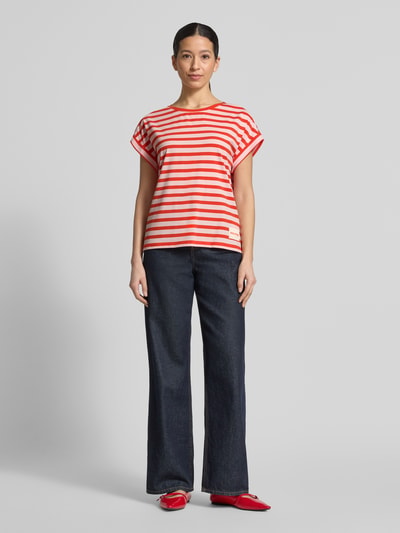 Frauenmodel trägt Oversized T-Shirt mit Label-Detail von Smith and Soul, rot-weiß gestreift aus Baumwoll-Mix mit Lyocell, Ganzkörperansicht von vorne.