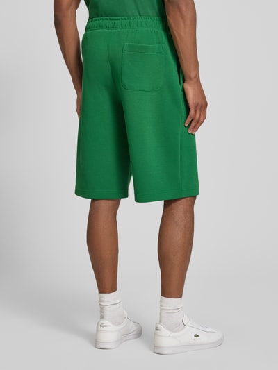Mannenmodel draagt Relaxed Fit Sweatshorts uit katoenmix van Lacoste in effen groen met zichtbare structuur, heren Sweatshorts, geheellichaamsaanzicht achteraan