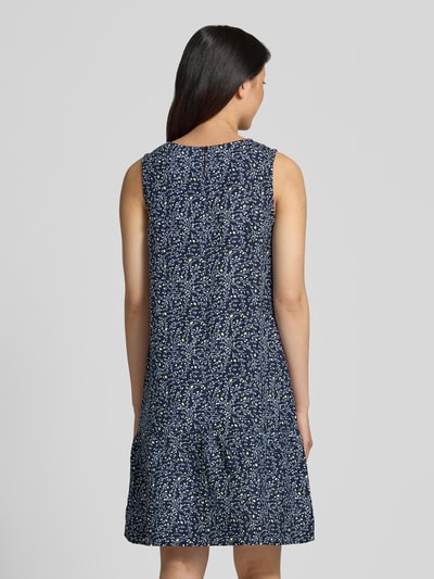 Frauenmodel trägt dunkelblaues A-Linie Freizeitkleid aus Leinen-Viskose-Mix von Tom Tailor mit feinem Muster, Ganzkörperansicht Rückansicht.