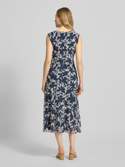 Modelka nosi Regular Fit Midikleid mit floralem Allover-Print von Swing z elastycznego materiału, wzór kwiatowy, dekolt okrągły, bez rękawów, zamek na szwie, marszczenia, dopasowana talia, kryta halka, długość tyłu w rozmiarze 36: 126 cm, szerokość w rozmiarze 36: 47 cm, widok całej sylwetki od tyłu