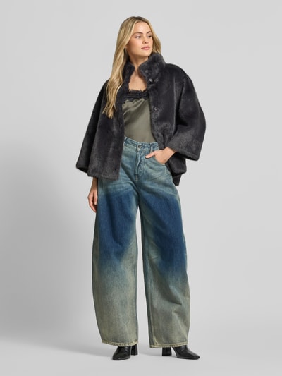 Vrouwenmodel draagt Loose Fit Jeans uit katoenmix van Diesel in used-look met knoop- en ritssluiting, 5-pocketmodel, Ganzkörperansicht von vorne.