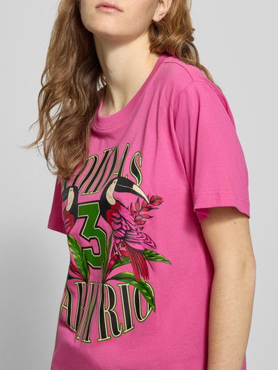 Vrouwenmodel draagt T-Shirt mit Label-Print van adidas Sportswear in felroze, katoen, met opdruk, regular fit, ronde hals, zijaanzicht, detailopname bovenlichaam