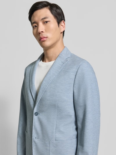 Männermodel trägt Slim Fit 2-Knopf-Sakko mit Strukturmuster von Pierre Cardin in hellblauem Material-Mix mit Stretch-Anteil, Nahaufnahme Oberkörper. Rückenlänge 75 cm, Schulterbreite 43 cm, Ärmellänge 66 cm bei Größe 50, Reverskragen, AufgesetzteTaschen.