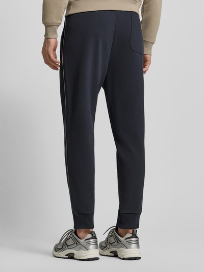 Männermodel trägt Regular Fit Sweatpants aus Baumwoll-Mix Modell 'JOIN HADIKO' von BOSS Green in Optik: Unifarben, Piqué-Struktur, Ganzkörperansicht Rückansicht.