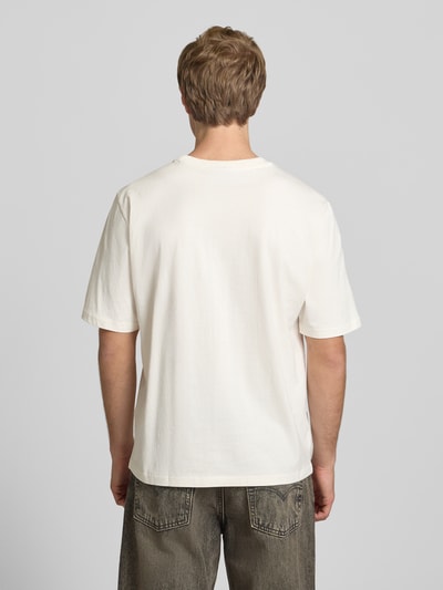 Männermodel trägt T-Shirt mit Motiv-Print von REVIEW, Herren T-Shirt aus Reine Baumwolle, Regular-Fit, Rundhalsausschnitt, Rückenansicht