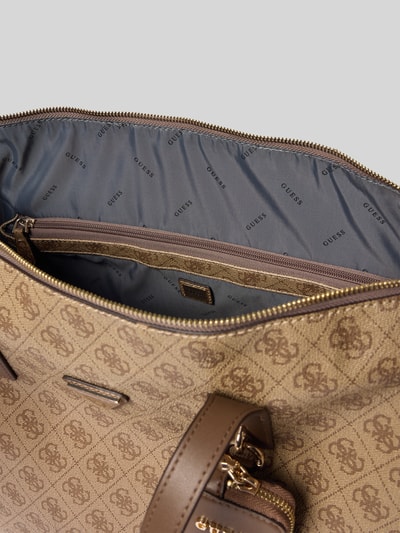 Produktfoto, Shopper mit Logo-Muster Modell 'LATONA CARRYON' von Guess, braune Oberflächen, Reißverschluss, Innenfutter, feine Textur